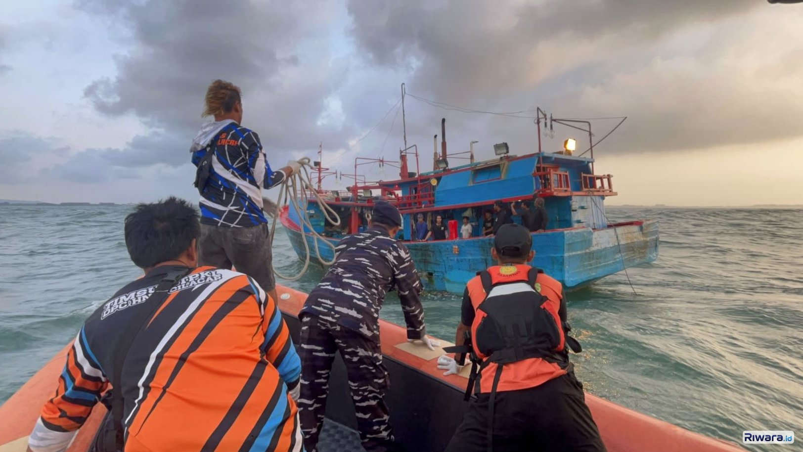 SAR gabungan merapat ke KM Cakra Mandiri untuk mengevakuasi pelaut yang meninggal saat pelayaran